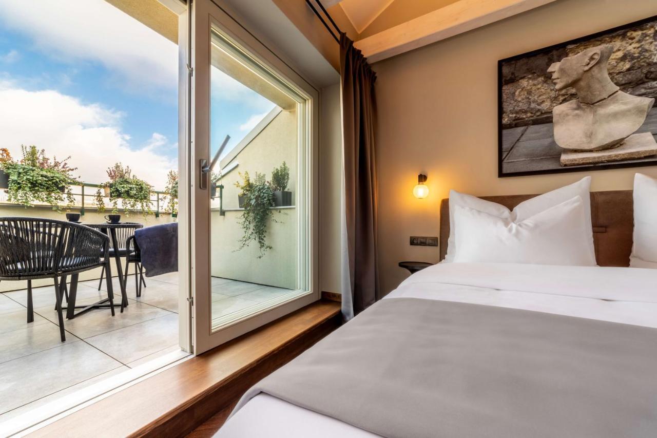 The Viaduct - Suites & More Praha Bagian luar foto