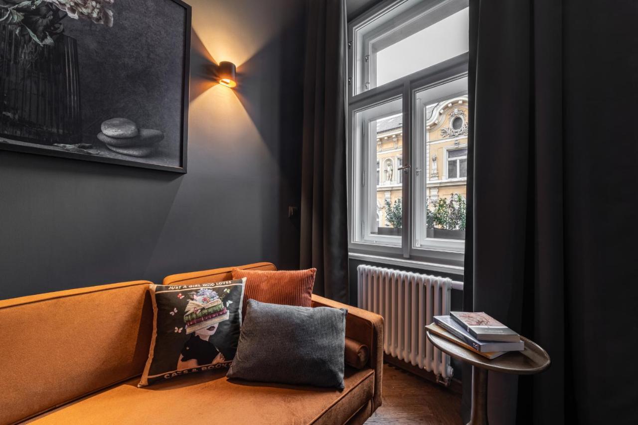 The Viaduct - Suites & More Praha Bagian luar foto